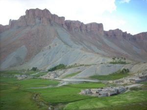 Oasis de verdure au milieu des montagnes arides du nord de l'Afghanistan, juillet 2007, photo Béatrice Maine