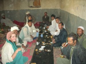 Tea House, nord Afghanistan, lieu de repas, pause thé et dortoir pour les voyageurs locaux, juillet 2007