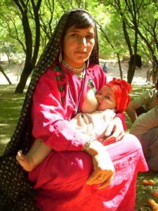 Yakolang, jeune mère dans le jardin d'abricotier, ord Afghanistan, Photo Béatrice Main